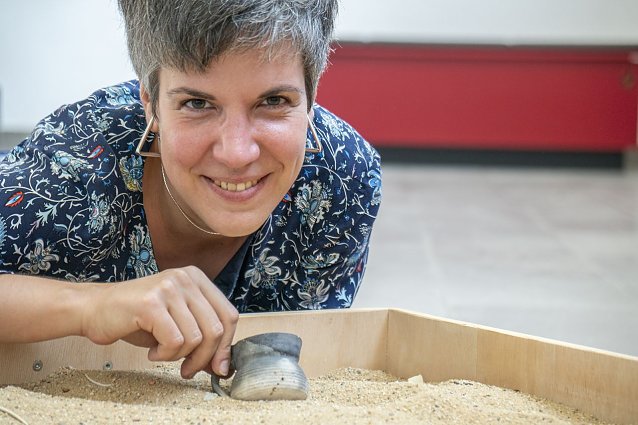 Bild: Arch&auml;ologin Krisztina P&eacute;r&oacute; freut sich auf gro&szlig;e und kleine Besucherinnen und Besucher zum Weltkindertagsprogramm. 