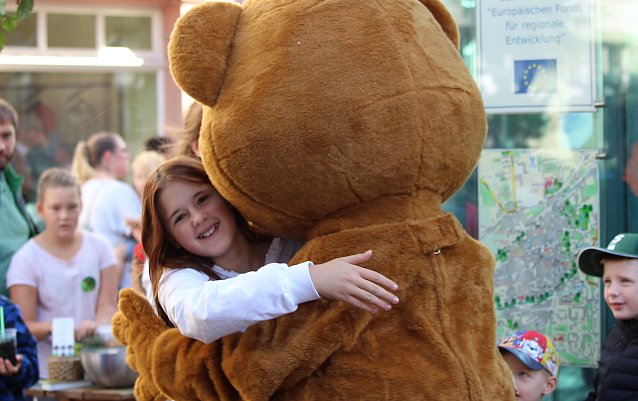 Bild: Das Knuddeln mit dem Saub&auml;r der Drogeriekette DM wurde von den Kindern dankend angenommen 
