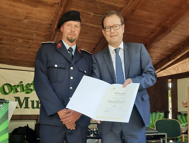 Bild: Oberb&uuml;rgermeister Dr. Johannes Bruns &uuml;bergab die Urkunde f&uuml;r eines von drei B&uuml;rgerprojekten der Stadt M&uuml;hlhausen an den Vorsitzenden des Feuerwehrvereins Hollenbach, Christoph Fischer.