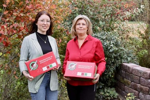Bild: Selina Degenhardt und Cordula Eger mit den weihnachtlichen Schuhkartons 