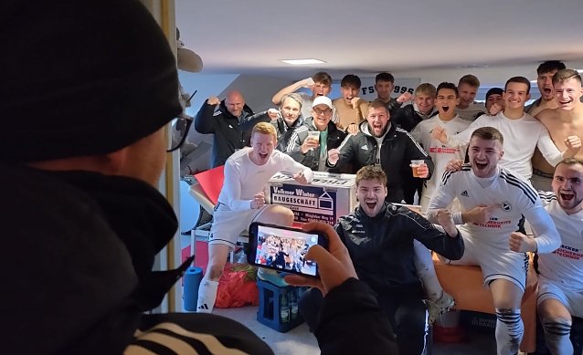 Bild: Nach dem f&uuml;nften Heimsieg in Folge machte auch der Pr&auml;sident Benno Harbauer ein Siegerfoto von seiner Truppe