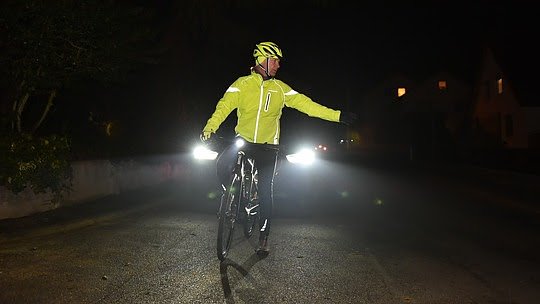 Bild: Radfahrer sollten im Herbst und Winter auf gute Sichtbarkeit achten