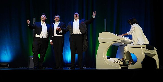Bild: Drei Ten&ouml;re huldigen Luciano Pavarotti