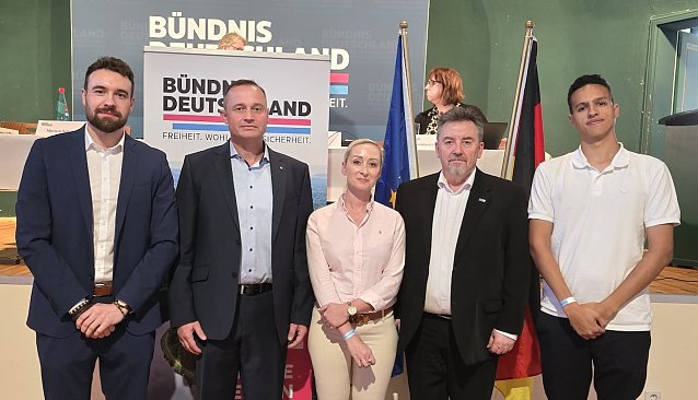 Bild: Eingerahmt von Vertretern der n&auml;chsten Generation die Kandidaten der ersten drei Listenpl&auml;tze: Uwe R&uuml;ckert, Steffi Br&ouml;nner, Oliver Franke (v.l.n.r.) 