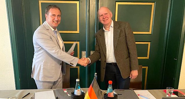 Bild: Die Parteichefs Steffen Gro&szlig;e und J&uuml;rgen Joost bereiteten eine Parteienverschmelzung vor 