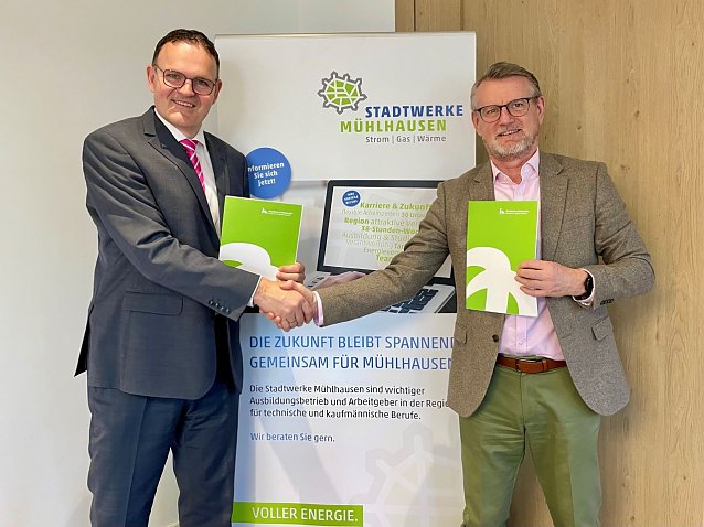 Bild: Prof. Dr. J&ouml;rg Wagner (links), Pr&auml;sident der Hochschule Nordhausen, und Henning Wei&szlig; (rechts), technischer Gesch&auml;ftsf&uuml;hrer der Stadtwerke M&uuml;hlhausen, besiegeln mit Handschlag die Kooperation zur F&ouml;rderung von MINT-Talenten durch ein duales Studienprogramm