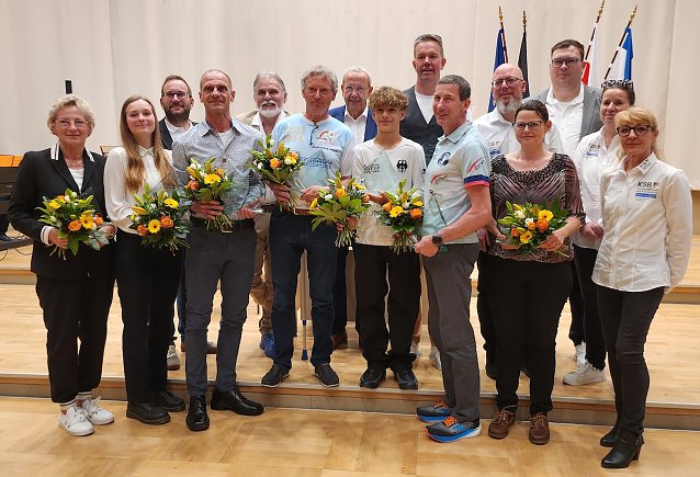 Bild: Die Ausgezeichneten im Gruppenbild mit Landrat Zanker