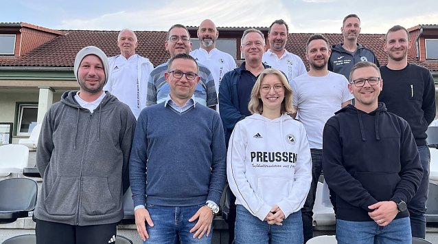 Bild: Alt und jung in trauter Eintracht &uuml;f den FSV Preu&szlig;en: Der neue Vorstand im Gruppenbild