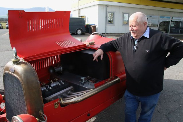 Bild: Blick unter die Motorhaube: Hubert Rein vom Ostklassikerklub freut sich schon auf die Neuauflage des Szenetreffs