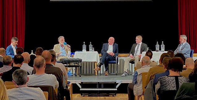 Bild: Podiumsdiskussion mit den Kandidaten der Landratswahl 2024 im KKZ in Bad Langensalza, v.li.n.re. amt. Landrat Harald Zanker (SPD); Hans Joachim Roth (CDU); Christopher Dr&ouml;&szlig;ler (AfD); Thomas Ahke (Freie W&auml;hlergemeinschaft). Foto links au&szlig;en Moderator Eric Marr