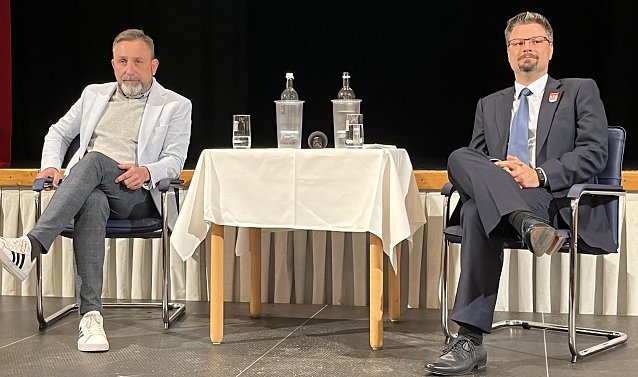 Bild: Anspannung vor dem Duell: B&uuml;rgermeister Matthias Reinz (l.) und Herausforderer Patrick Kosiol