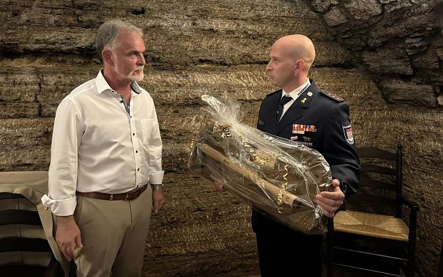 Bild: Stadtbrandmeustwr Steven Dierbach &uuml;berreicht Zanker ein Abschiedsgeschenk