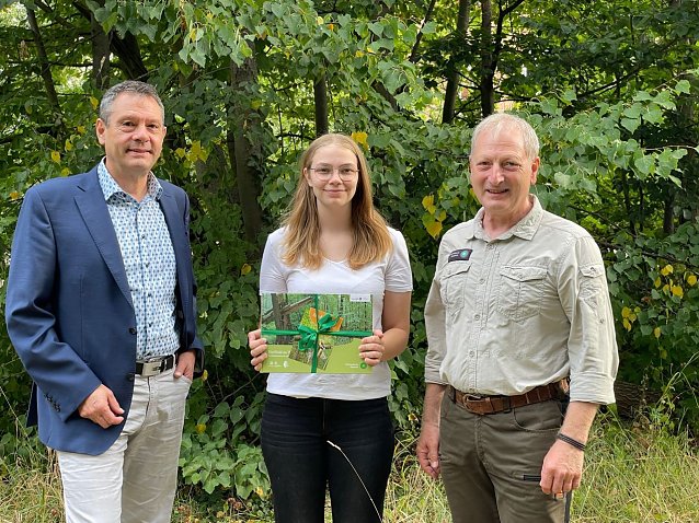 Bild: Die neue Commerzbank-Umweltpraktikantin im Nationalpark Hainich, Pauline Gr&auml;bed&uuml;nkel, mit Stefan Koch, dem Leiter der Commerzbank-Beratungsfiliale M&uuml;hlhausen, und Nationalparkleiter R&uuml;diger Biehl (rechts)