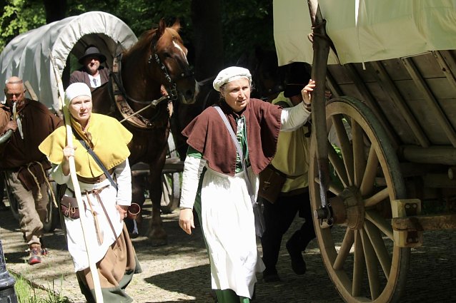 Bild: Rund 30 Darsteller in historischen Gew&auml;ndern auf den Spuren von M&uuml;ntzer im Schlosspark in Ebeleben
