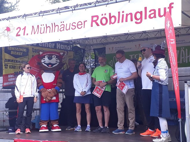 Bild: Er&ouml;ffnungszeremonie des 21. R&ouml;blinglaufs in M&uuml;hlhausen, u.a. mit Ministerpr&auml;sident, Landrat und "Muskelkater"