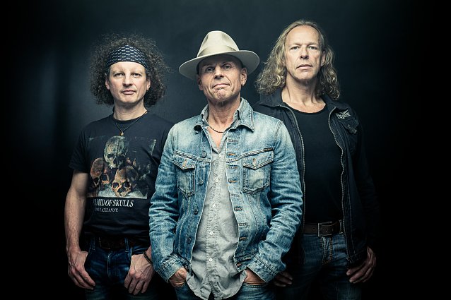 Bild: LOTT - Martin Lott (cajon, percussion, voc) Christian Lott (lead-voc, guit) Sven Lieser (lead-guit, voc)