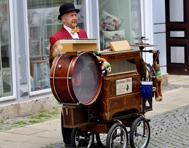 Bild: Gr&uuml;nes Innenstadtfest in Bad Langensalza  mit Drehorgel Willi aus dem Musikantendorf Hundshagen