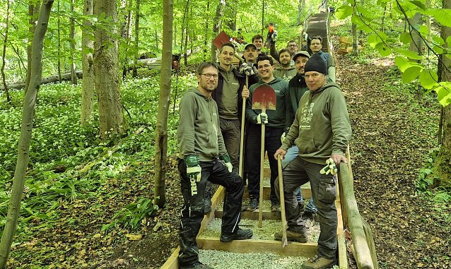 Bild: Jens Wittrich (v.r.), Regionalleiter Mitte der NaturStromProjekte GmbH, und sein Team engagierten sich bereits zum dritten Mal im Rahmen des Corporate Volunteering-Programmes des Nationale Naturlandschaften (NNL) e.V. im Nationalpark Hainich. Diesmal hie&szlig; das Projekt: Instandsetzung der Himmelsleiter.