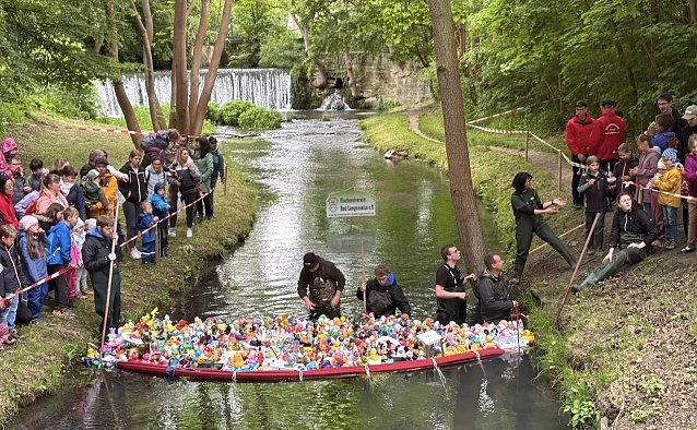 Bild: Pr&auml;parationen zum Start an der Seufzerbr&uuml;cke: eine Stadt auf den Beinen 