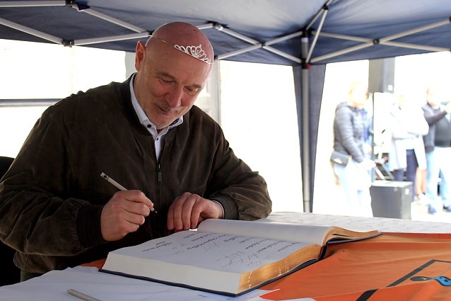 Bild: Herbert M&uuml;ller, Trainer des Th&uuml;ringer HC und Vater des Erfolges, tr&auml;gt sich in das Goldene Buch der Stadt Bad Langensalza ein