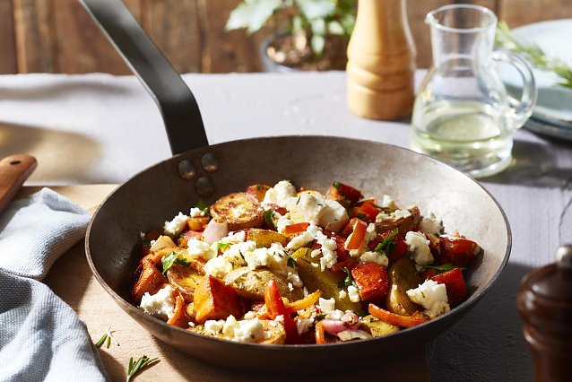 Immun-Booster mit Soulfood-Charakter: Die Kartoffel-K&uuml;rbis-Feta-Pfanne stimmt geschmacklich auf den Herbst ein und st&auml;rkt den K&ouml;rper mit wertvollen N&auml;hrstoffen. Foto: KMG