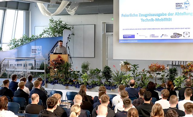 Bild: 100 Auszubildende bei Abschlussfeier