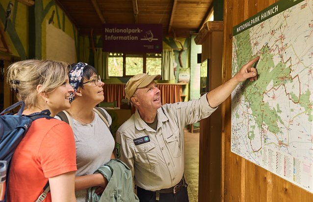 Bild: zwei Frauen links, ein Ranger rechts