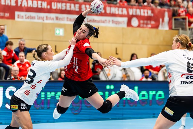 Bild: Drei Damen-Handballerinnen 