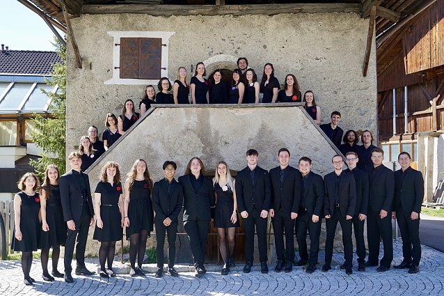 Bild: Chors&auml;nger in schwarzer Kleidung 