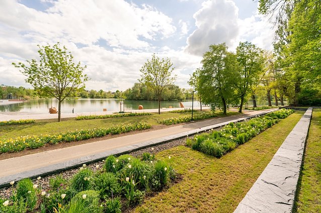 Bild: Teich, Gehweg, sch&ouml;ne Pflanzen