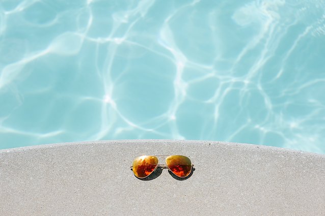 Bild: Wasser Sonnenbrille auf einem Stein