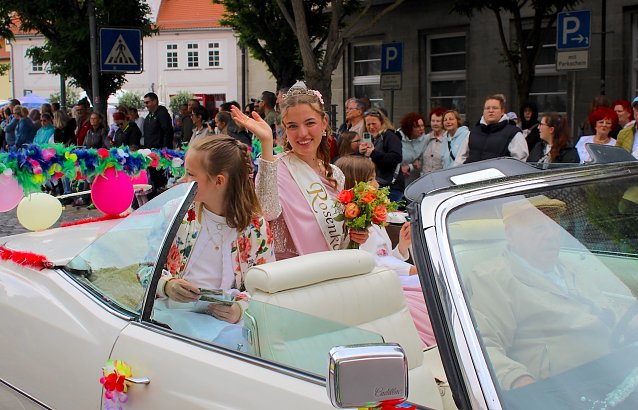 Bild: Rosenk&ouml;nigin in einem offenen Auto