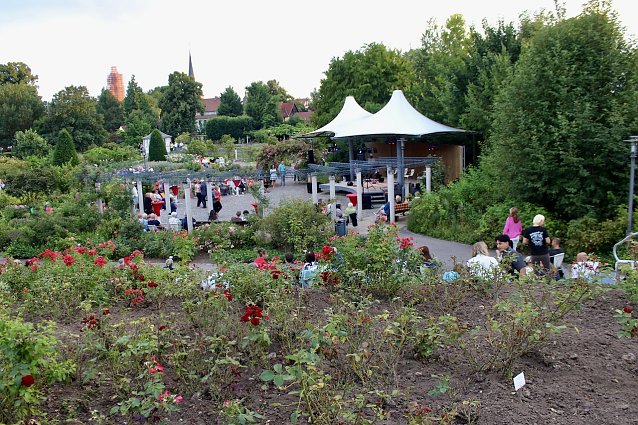 Bild: Blick auf eine B&uuml;hne mit Pagode im Rosengarten