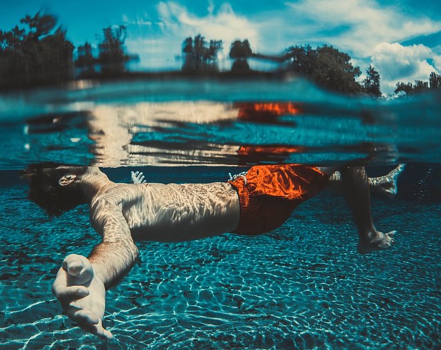 Bild: Junge im Schwimmbad unter Wasser