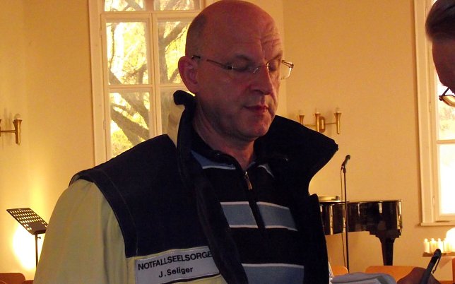 Bild: Jochen Seliger von der Notfallseelsorge unterh&auml;lt sich mit dem nnz-Reporter.