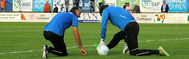 Bild: Selbst als Trainer k&uuml;mmert sich "Pipi" noch um Tino Berbig extra