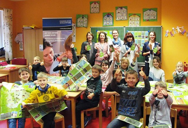 Bild: Daumen hoch f&uuml;r die neue Kinderfreizeitkarte der Welterberegion