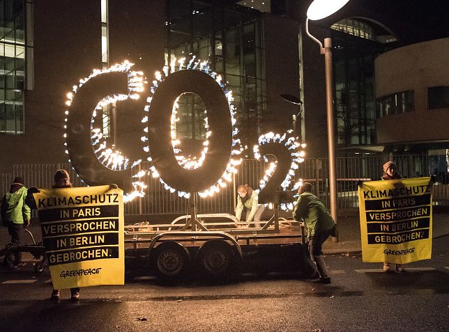 Bild: Protest vor dem Bundeskanzleramt
