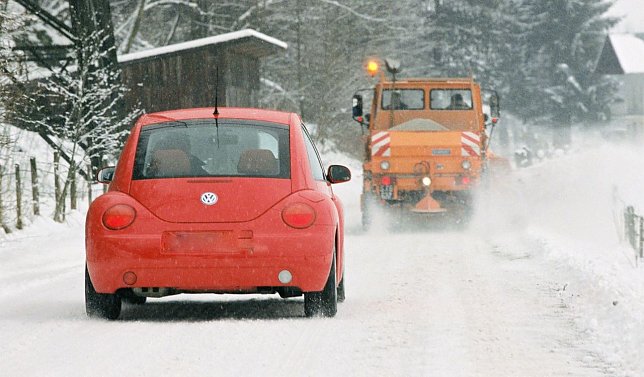 Bild: Winterdienstfahrzeuge nicht &uuml;berholen