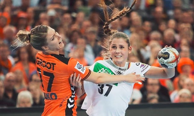 Bild: Alicia Stolle im Duell mit Nyke Groot bei der WM 2017