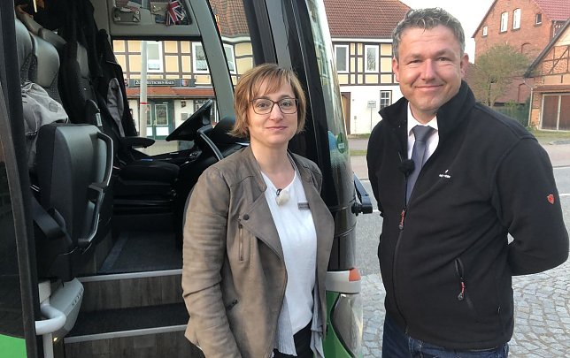 Bild: Reiseleiterin Marion und Reisebusfahrer Michael