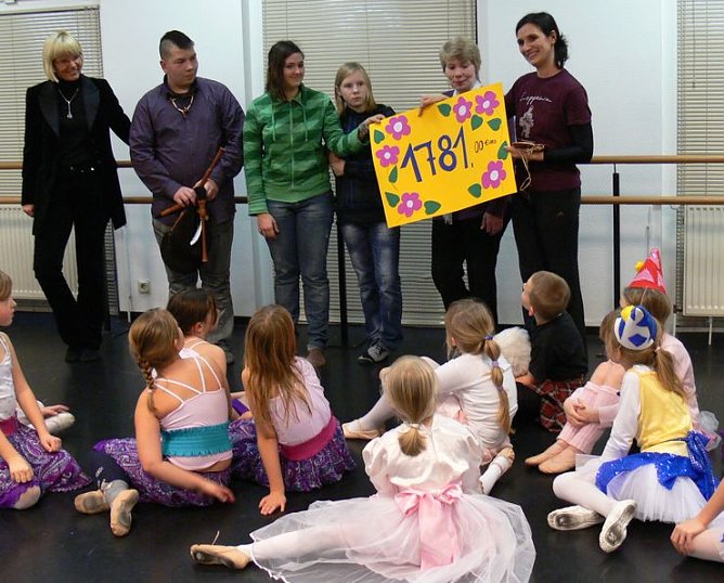 Spende übergeben (Foto: privat) Spende übergeben (Foto: privat)