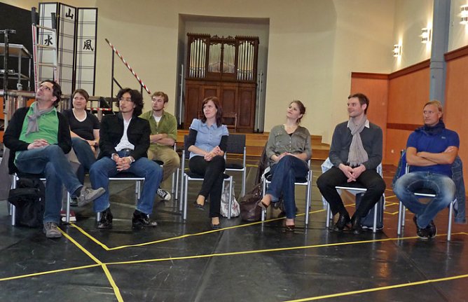 Ensemble steht (Foto: Karl-Heinz Herrmann)