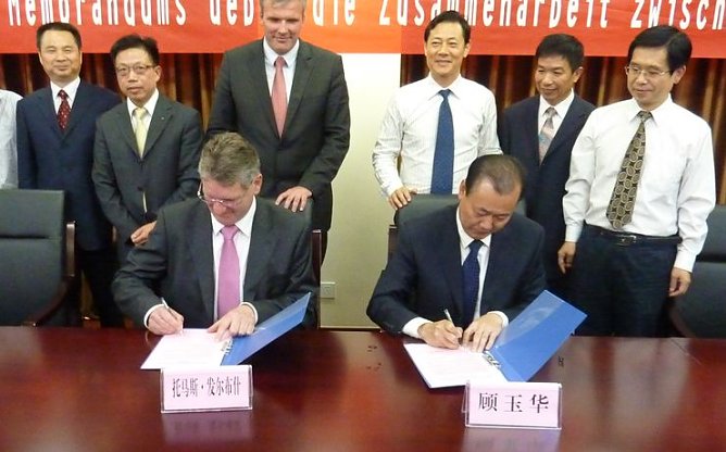 Unterschrieben (Foto: IHK) Unterschrieben (Foto: IHK)