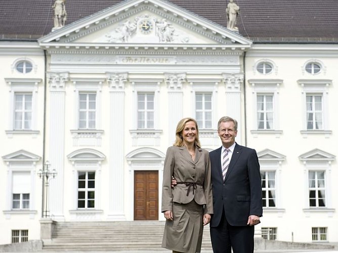 Vor dem Amtssitz mit seiner Frau (Foto: privat) Vor dem Amtssitz mit seiner Frau (Foto: privat)