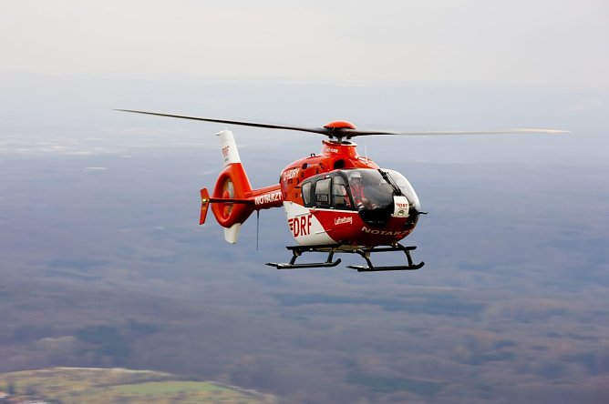 EC 135 im Flug (Foto: DRF)
