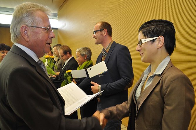 &Uuml;bergeben (Foto: IHK)