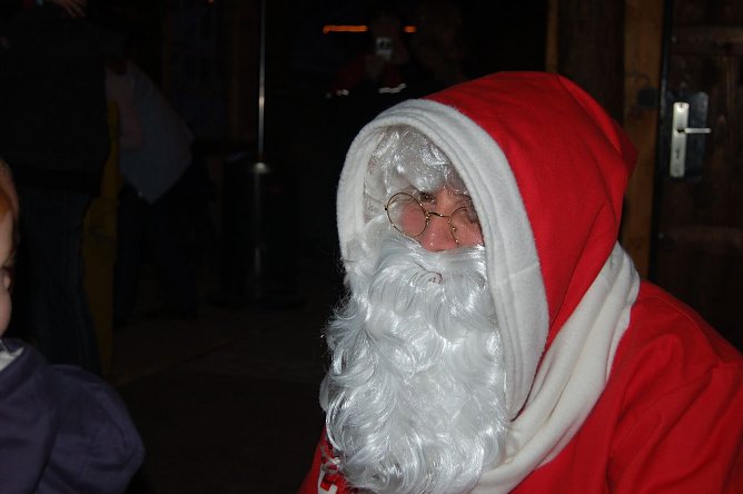 Nikolaus begr&uuml;&szlig;t kleine und gro&szlig;e Fahrg&auml;ste (Foto: privat)