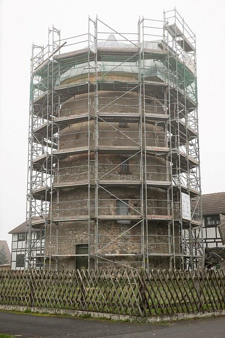 Die eingerüstete Windmühle in Schlotheim. (Foto: Landratsamt) Die eingerüstete Windmühle in Schlotheim. (Foto: Landratsamt)