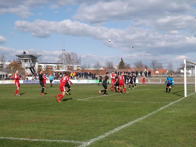 Einige der wenigen Strafraumszenen der zweiten Halbzeit war eine Ecke f&uuml;r die Gastgeber, die aber keine Gefahr brachte.  (Foto: Foto: Mix)